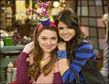 Dans 'Les sorciers de Waverly Place' comment s'appelle sa meilleure amie ?