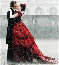Dans quel film de Franois Ozon voit-on Romola Garai, jouant une crivaine  succs, embrasser son me-soeur sous la pluie dans une splendide robe rouge ?