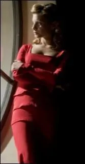 Dans quel film de Tarantino Mlanie Laurent porte-t-elle cette robe rouge alors que se fomente une attaque terroriste contre Adolf Hitler ?