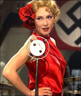 Dans quel film, se passant pendant la Seconde Guerre Mondiale, Carice Van Houten porte-t-elle cette robe ?