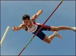 Louis de Funes est le hros de ce film de 1971, o une voiture, aprs une embarde, tombe d'une falaise !