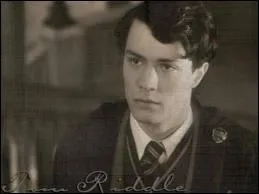 Sa tche inacheve, quelle initiative a-t-il prise pour que quelqu'un termine le noble travail de Salazar Serpentard ?