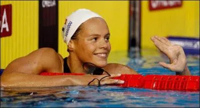 Quel mot crit-elle sur sa main ?