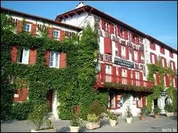 Espelette est un petit village de 2 000 habitants qui doit son renom...