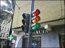 Ensuite, avec mon fils, nous sommes partis dans une petite ville voisine o nous nous sommes arrts  un feu rouge. Quand fut install le 1er feu rouge en France ?