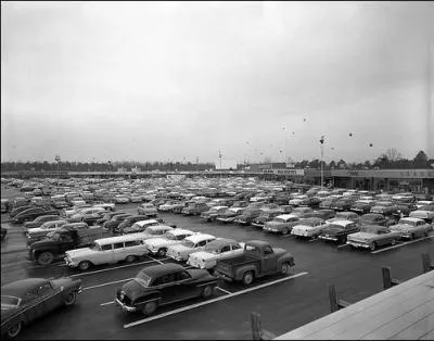 Puis nous nous sommes gars dans un parking. Tiens, c'est un angliscisme, comment devrait-on l'appeler ?