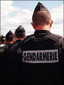 En revenant, nous avons crois les gendarmes. Au fait, quel numro dois-je composer depuis la France pour les contacter en cas d'urgence ?