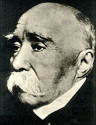En novembre 1917, il fut nomm de nouveau  la prsidence du Conseil et forma un gouvernement consacr  la poursuite de la guerre. Il s'agit...