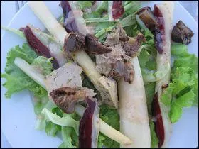 La salade landaise est une spcialit culinaire des Landes. Quelle est sa particularit ?