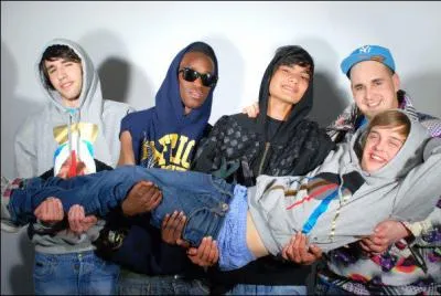 Quel est le plus vieux chanteur du groupe ?