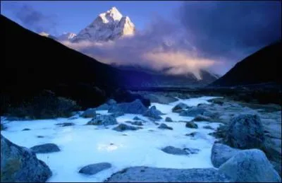 A quelle hauteur culmine la plus haute montagne du monde ?