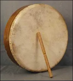 Pour danser cette danse, il y a plusieurs instruments, il y a tout d'abord... .