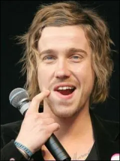 Comment s'appelle ce chanteur ?