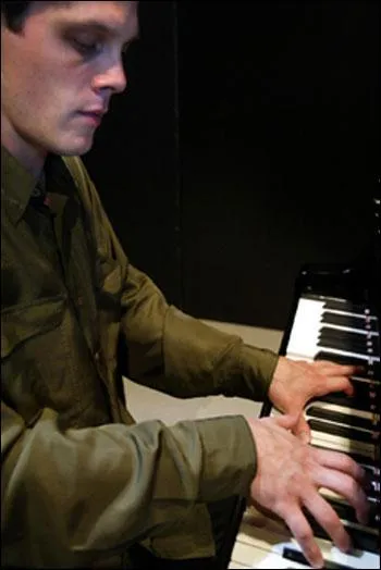 D'ou vient le pianiste, dans une chanson de Gilbert Bcaud ?