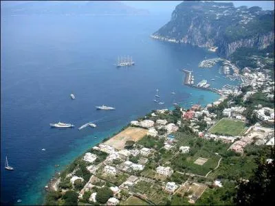 Voici la ville de Capri. Quel est le titre exact de la chanson de Gilbert Bcaud avec le mot Capri ?