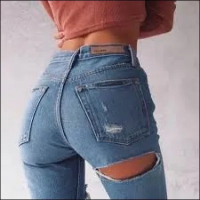 Quand j'ai déchiré mon pantalon j'étais sur une chaise car j'ai fait ça à...