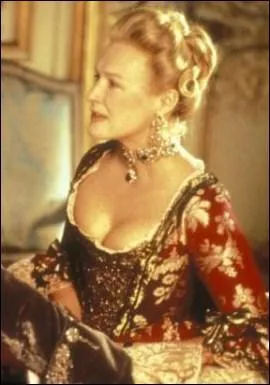 Dans quel film de Stephen Frears, tir d'un roman pistolaire clbre, peut-on voir Glenn Close dans cette trs belle robe au dcollet plongeant ?
