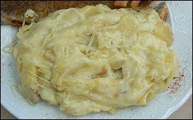 La truffade est un plat  base de pommes de terre et de _______