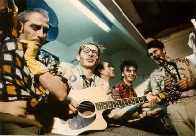 Quel groupe de rock alternatif franais a chant : ' Il y a un an, le 12 Octobre tu nous quittais... . Mmre ? '.