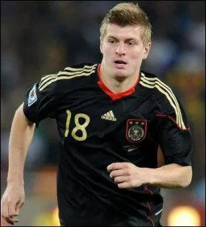 Jeune espoir allemand, il commence  s'imposer au Bayern. C'est...