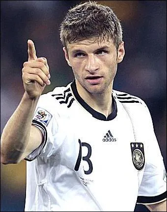 Il volue au Bayern Munich et est souvent trs efficace en slection, c'est...