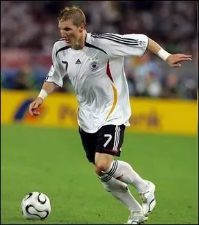 C'est un bon milieu de terrain et le joueur prfr d'Angela Merkel, il s'appelle...