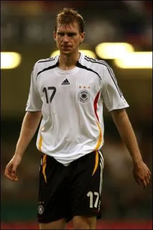 Trs grand dfenseur (plus de 2mtres), il vient de signer chez les Gunners, c'est...