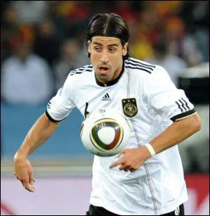 Il volue au Real Madrid au poste de milieu dfensif, c'est...