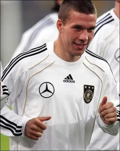 D'origine polonaise, il a flamb en club du ct de Cologne. C'est...