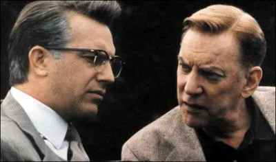 Dans quel film, Kevin Costner joue-t-il le rle du procureur Jim Garrison qui enqute sur l'assassinat clbre d'un prsident amricain ?