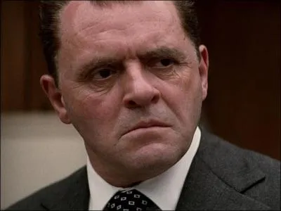 Qui joue le rle du prsident Nixon dans ce film d'Oliver Stone sorti en 1995 ?