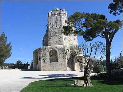 La tour Magne est un monument gallo-romain, classe monument historique en 1840. Haute d'un peu plus de 30 m, c'est une curiosit de :