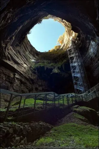 Profond de 75m, son entrée est à 339m d'altitude sur le Causse de Gramat. C'est le gouffre de Padirac. On le visite depuis la fin du XIXe siècle ...