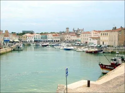 Elle est relie au continent depuis 1988 par un pont de prs de 3 km de long, le 2me pont le plus long de France. C'est l'le de R, qui fait face  ...