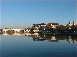 Il ne reste que quatre des vingt-deux arches d'origine du pont Saint-Bnzet, construit au XIIe sicle  Avignon pour enjamber le Rhne. Avignon se trouve :