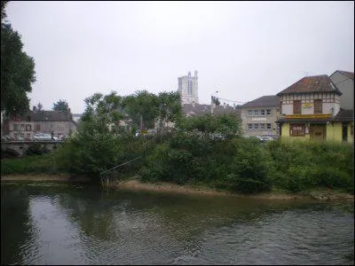 Troyes est une ville de Champagne-Ardenne, prfecture du dpartement n 10. Situe au coeur de ce dpartement la ville est arrose par :
