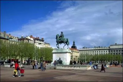 La place Louis-le-Grand est plus connue sous l'appellation 'Place Bellecour'. C'est la 3me plus grande place de France. On peut la voir  :