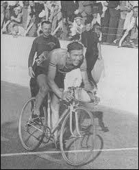 Qui fut le 1er champion du monde néerlandais , sacré sur le circuit de Reims en 1947 ?