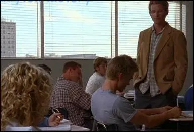 En classe, que dit Peyton de Lucas ? Qu'il est ?