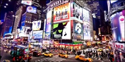 Comment s'appelle cette rue qui traverse Manhattan, le quartier de New York, bordée de théâtres prestigieux et souvent d'avant-garde ?