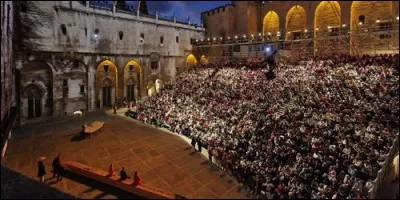 Crée par Jean Vilar en 1947, je donne lieu à des représentations en salle mais je comprends aussi des spectacles de rues. Quel évènement se déroule en été dans le sud de la France ?