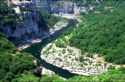 Jalonnées de nombreux rapides, les gorges de l'Ardèche s'étendent sur environ 30 km de long. A la fin de leur parcours elles séparent deux départements. Lesquels ?