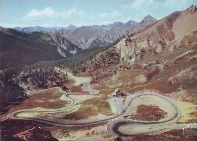 Col mythique emprunté maintes fois par le Tour de France cycliste, l'Izoard relie le Briançonnais au Queyras. A quelle altitude se trouve-t-il ?