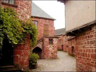 Collonges-la-Rouge fut le premier village inscrit sur la liste des 'Plus beaux villages de France'. Son église est classée monument historique depuis 1905. Ce village de Corrèze est en région ...