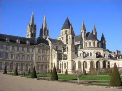 L'abbaye aux Hommes et l'abbaye aux Dames ont été fondées au XIe siècle par Guillaume le Conquérant en Normandie. Dans quelle ville ?