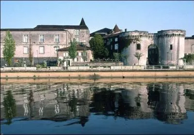 Cognac est une ville de Charente, réputée pour l'eau de vie à laquelle elle a donné son nom. Cette sous-préfecture est arrosée par :