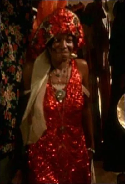 Dans quel film Whoopi Goldberg, jeune fille maladivement timide, essaie-t-elle en cachette une robe de show paillete sous la houlette de son amie Shug, chanteuse de cabaret ?
