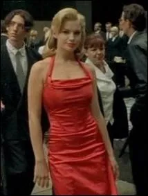 Dans quel film de SF, cette 'fille en rouge' dbarque-t-elle au milieu d'un univers froid et gris alors que le hros, incarn par Keanu Reeves, utilise un programme de simulation virtuelle ?