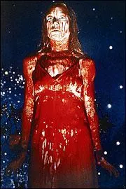 Dans quel film Sissy Spacek commence-t-elle la soire dans un robe rose ple pour la terminer dans un robe rouge sang ?