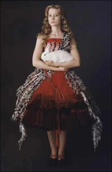 Dans quel film Mia Wasikowska suit-elle un lapin blanc au fond de son terrier ?